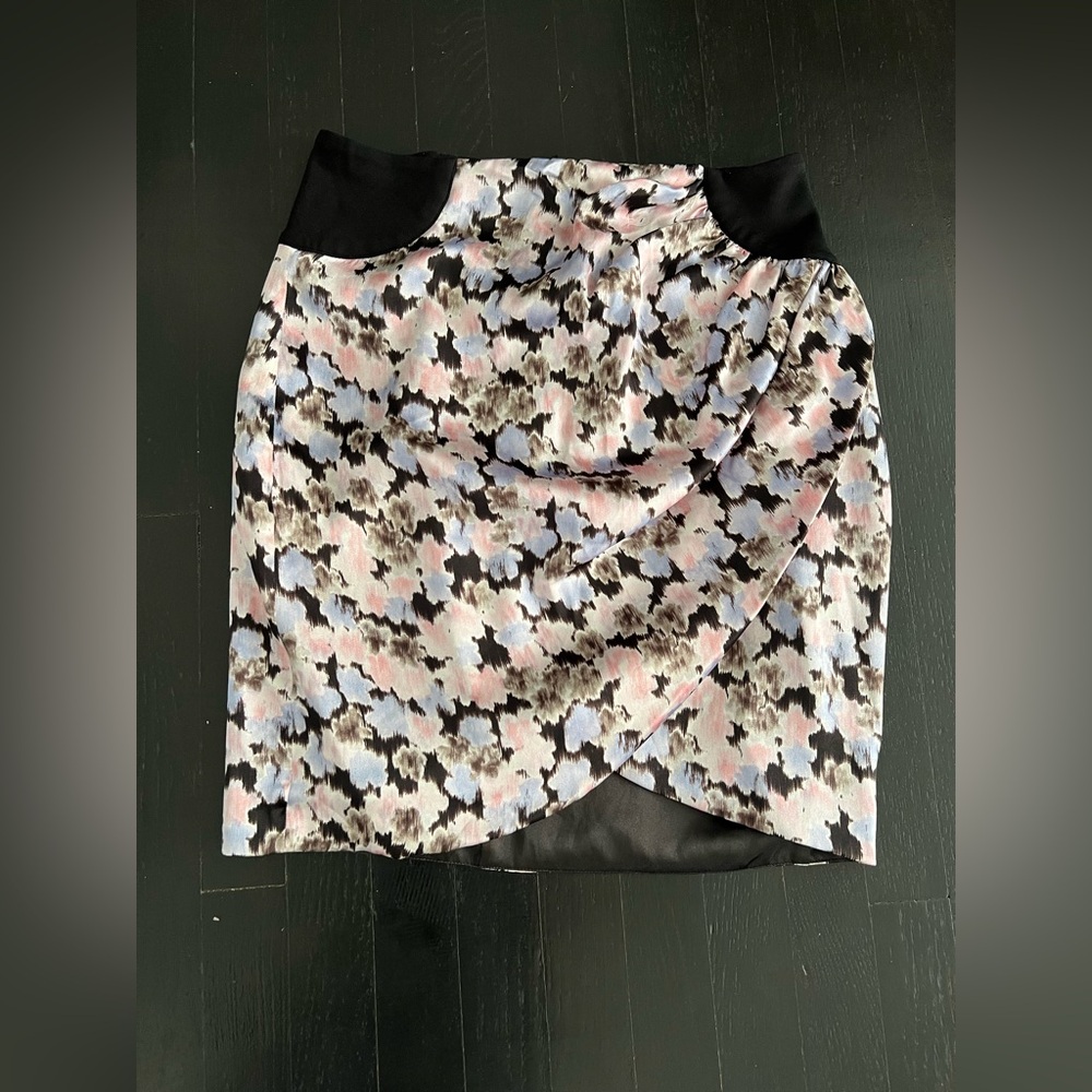 Bebe Black and White Ruched Wrap Mini Skirt. Size XS